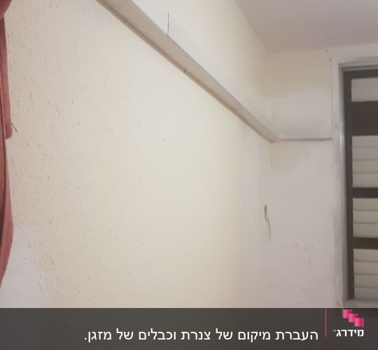 צינור פלסטיק לבן על קיר לבן